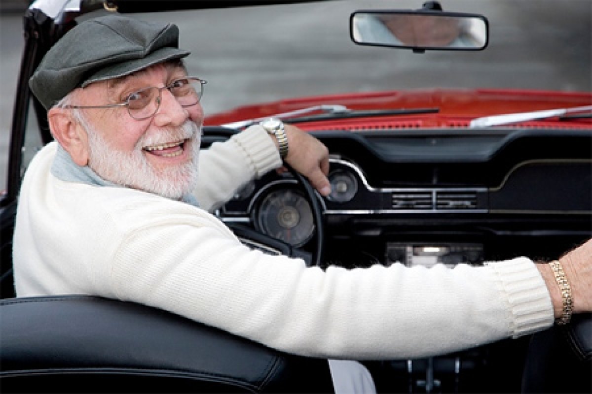 Автомобиль пенсионеру. Пенсионер на автомобиле. Дед за рулем. Дедушка в машине. Дедушка и автомобиль.